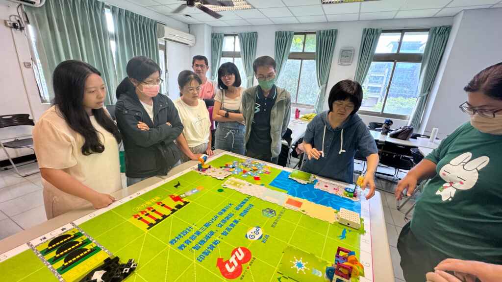 ▲教師操作減碳機器人啟動綠能電廠。(台中市教育局提供)