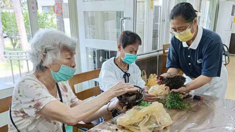 ▲慈濟志工樂齡學習課程，還特別加入了盆栽手作課程，透過植物栽培實作來訓練長者的手眼協調能力，期許長輩在互動中獲得了情感上的滿足和成就感。（中彰榮譽國民之家提供）