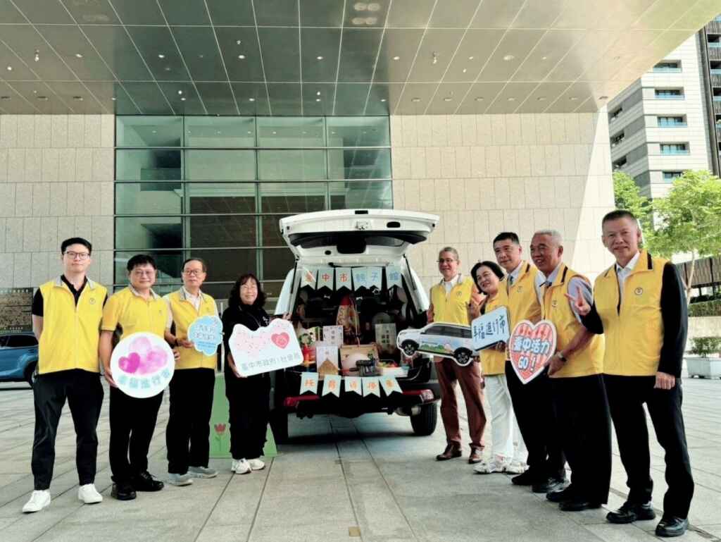 ▲台中市表揚好人好事運動協會 捐贈中市府托育資源行動車。(記者廖妙茜翻攝)