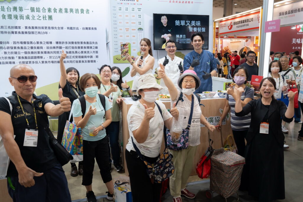 台灣素食推廣協會攜手會員於會場展示各種創新且美味的素食產品。