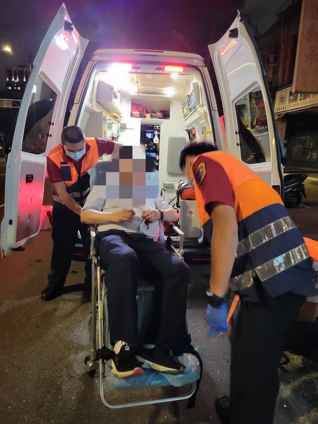 在警方及家屬的陪同下,蔡男最終安全上了救護車,前往醫院接受治療。(記者黃荷琇 翻攝)