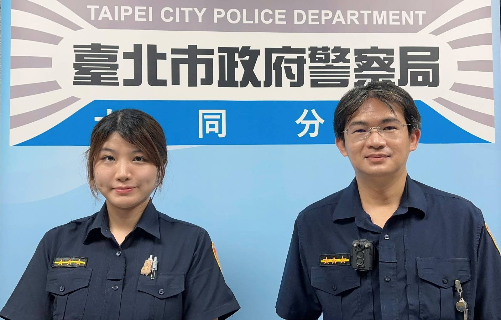 寧夏路派出所警員林珈瑄(圖左)、藍裕翔(圖右)提醒民眾,若有慢性病病史,應多加注意自身狀況,如遇緊急情況可撥打110或119,尋求警方或救護人員的即時援助,以確保自身安全。(記者黃荷琇 翻攝)