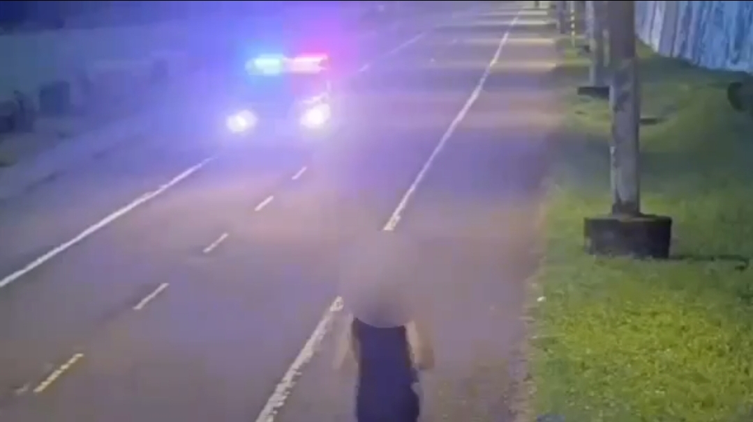 員警清晨巡邏時,發現一輛機車未依規定行駛於河濱道路。駕駛男子周姓(88年次)見警察後仍呼嘯而過。(記者黃荷琇 翻攝)