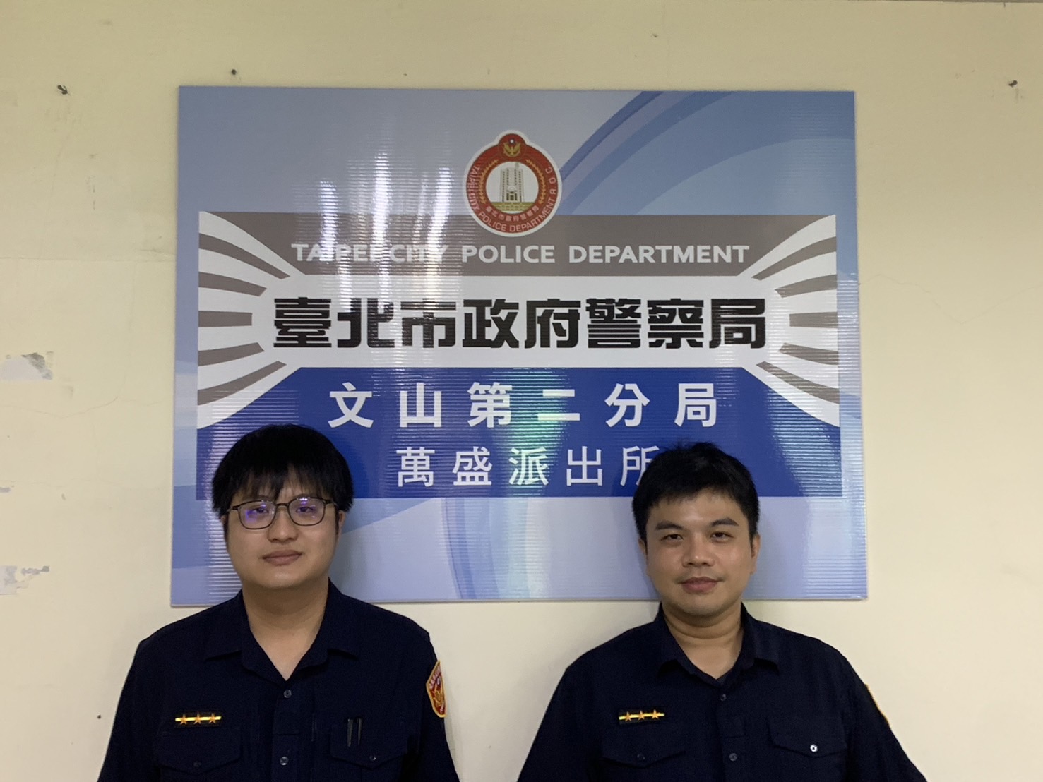萬盛所警員戴祥雲(圖左)、陳駿宏(圖右)表示,河濱公園是市民休閒運動的重要場所,少數民眾心存僥倖駛車入自行車道,嚴重威脅市民安全。(記者黃荷琇 翻攝)
