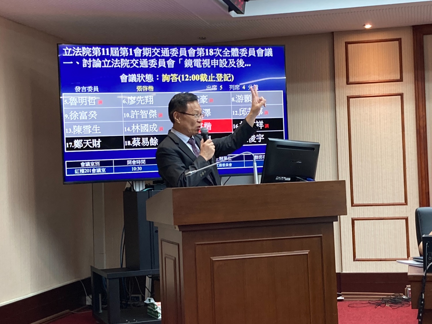 張啓楷要求中央兌現承諾,全力支持嘉義輕軌建設。(圖/張啟楷國會辦公室提供)