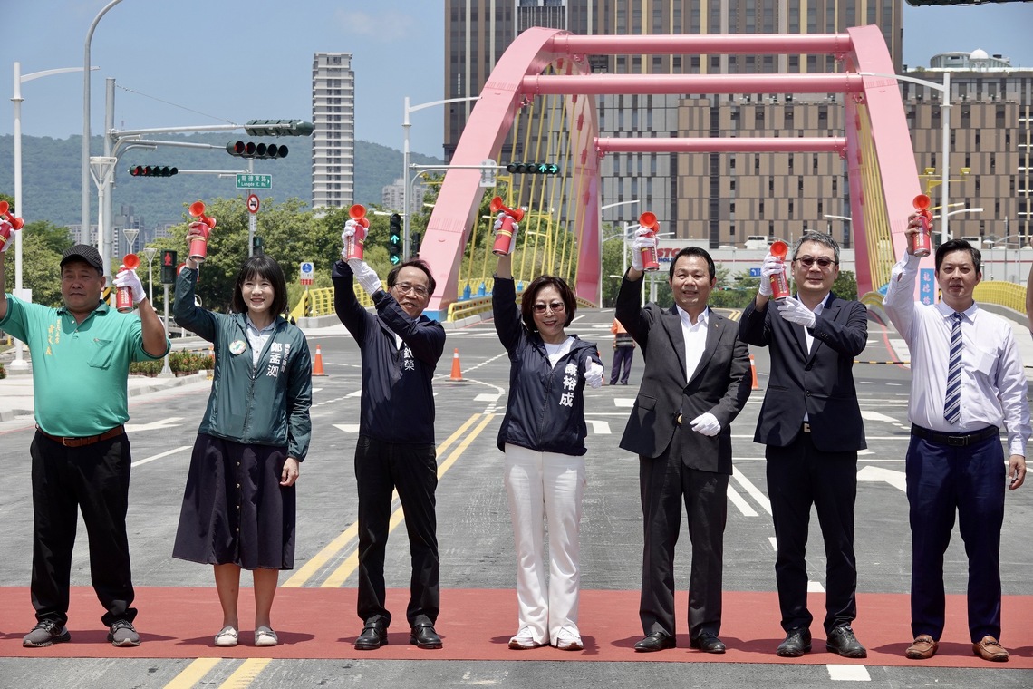 漾新聞|議長康裕成搶頭香體驗龍德東路通車 肯定市府完成不可能的任務