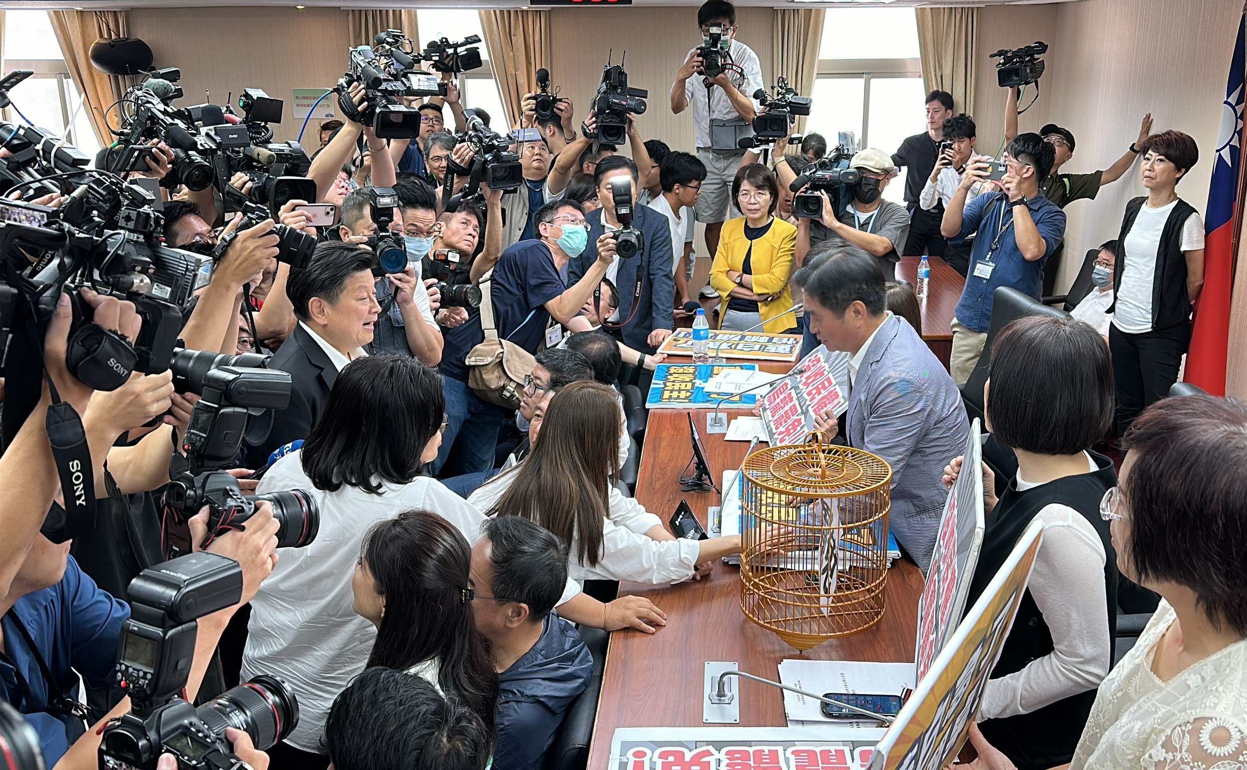 民進黨立委上午7時許已佔領內政委員會會議室主席台,阻擋《選罷法》修法。林啟弘攝
