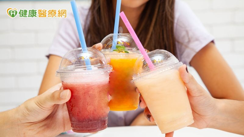 38歲男含糖飲料當水喝「腳水腫」要洗腎了! 醫提「酷夏解渴3大招」