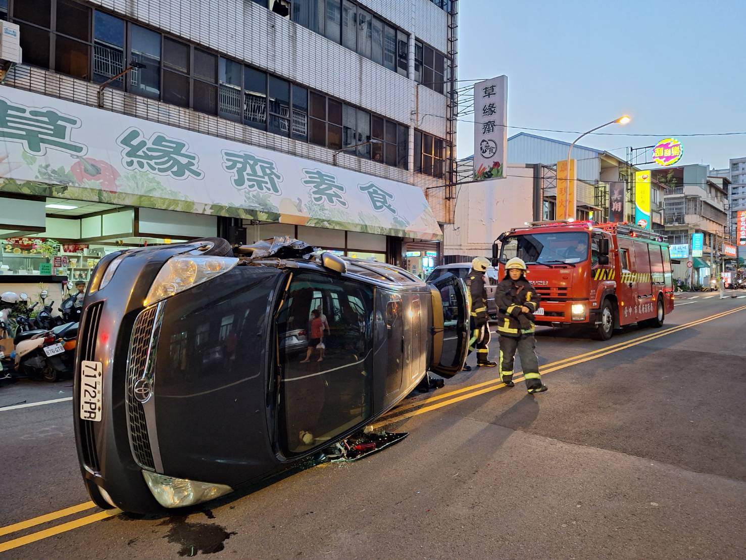 ▲游女酒駕上路擦撞一旁車輛彈起側翻（圖／民眾提供）