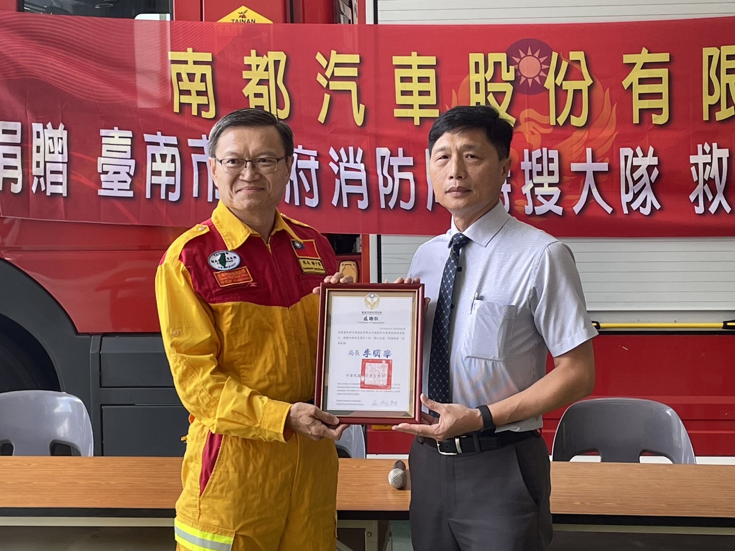 ▲消防局特種搜救大隊長楊子濬代表受贈，並頒發感謝狀。（圖／記者陳彥霖翻攝）