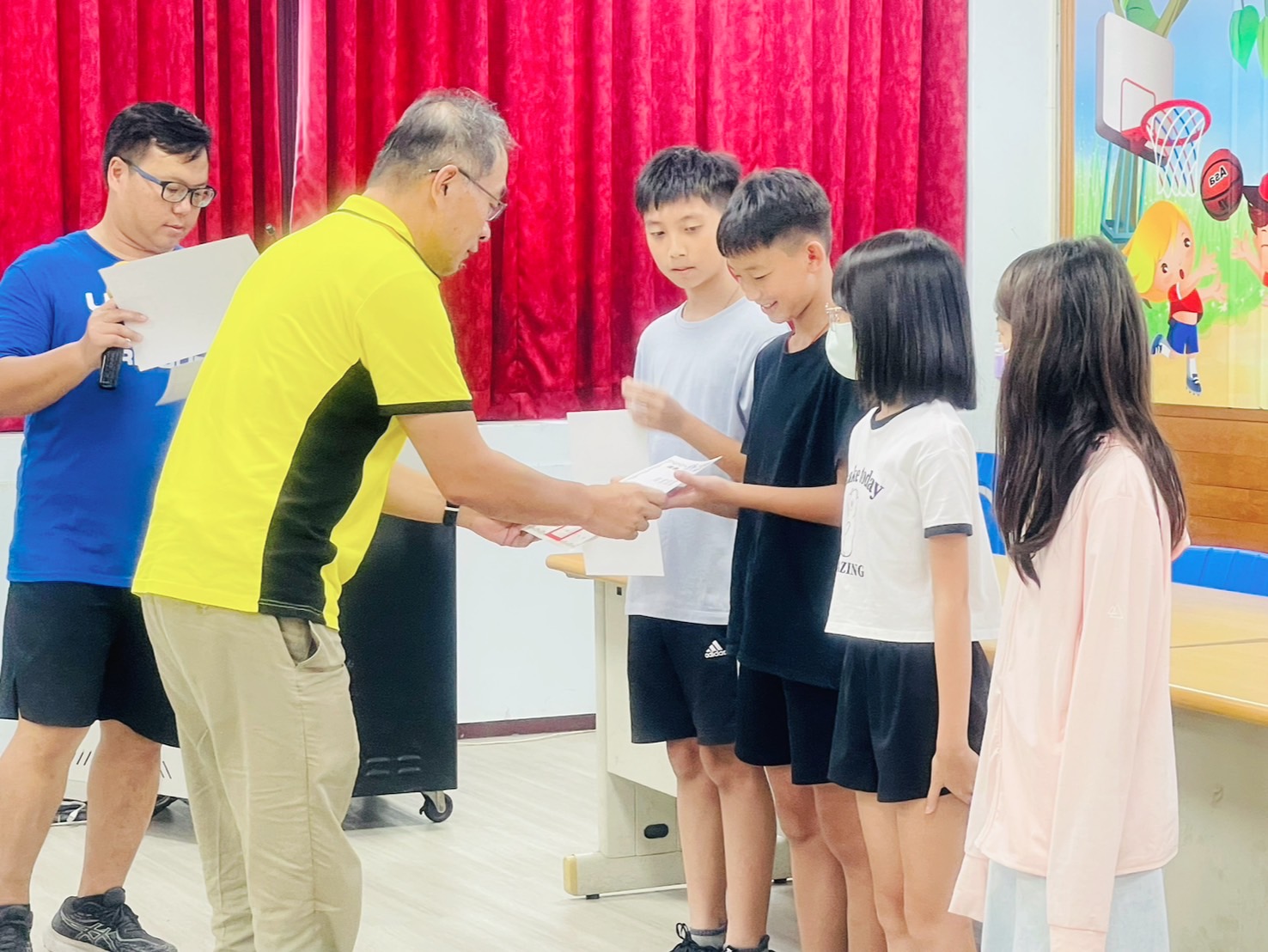 ▲旗津區長羅長安頒發夏令營結業証書給學員們。（圖/中洲國小提供）