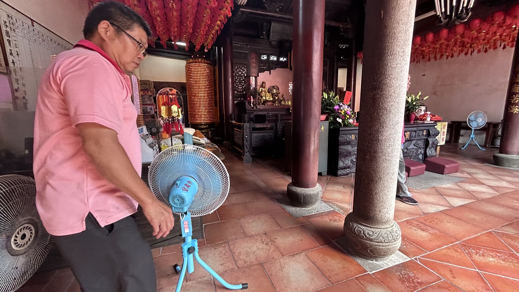 ▲縣定古蹟芬園鄉寶藏寺因應酷熱天氣,一口氣出動9台電風扇放在寺內各角落散熱,為香客降溫消暑。(記者張溎壕攝)