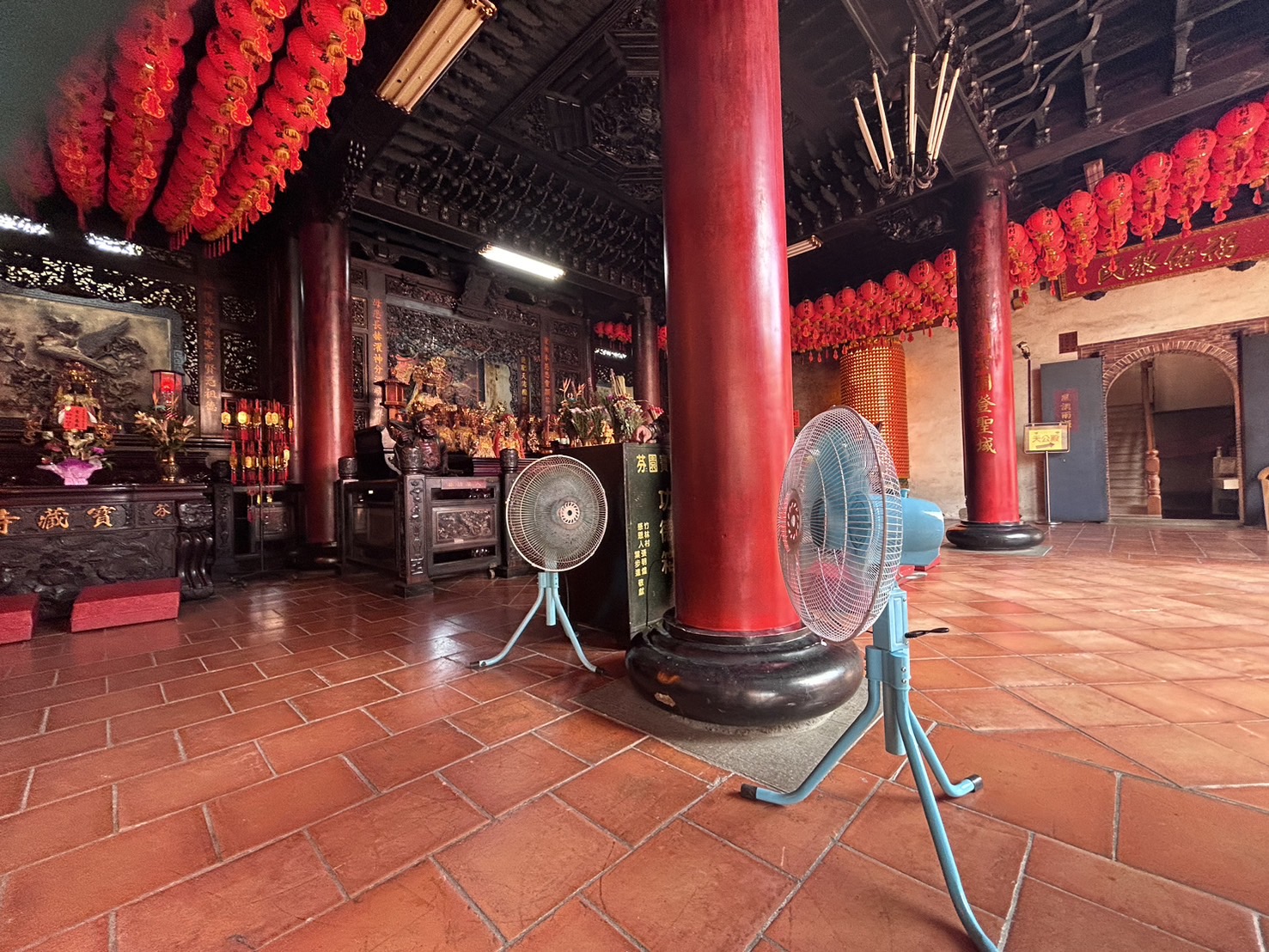▲縣定古蹟芬園鄉寶藏寺因應酷熱天氣，一口氣出動9台電風扇放在寺內各角落散熱，為香客降溫消暑。（記者張溎壕攝）
