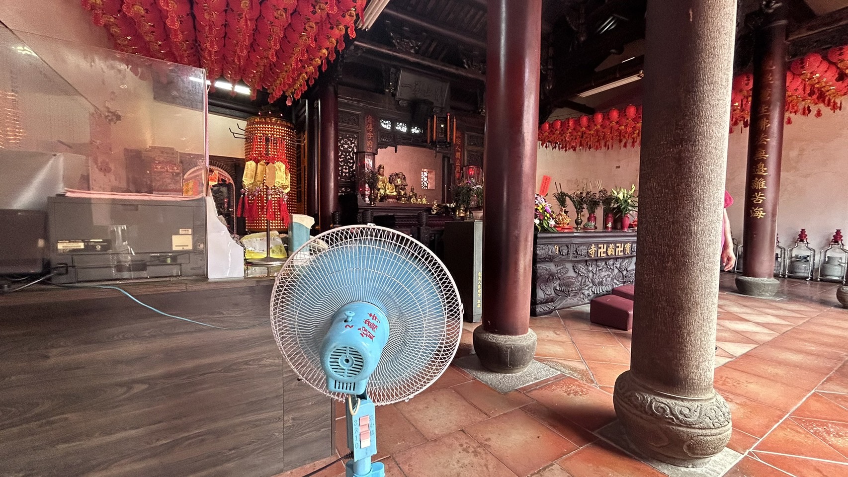 ▲縣定古蹟芬園鄉寶藏寺因應酷熱天氣，一口氣出動9台電風扇放在寺內各角落散熱，為香客降溫消暑。（記者張溎壕攝）