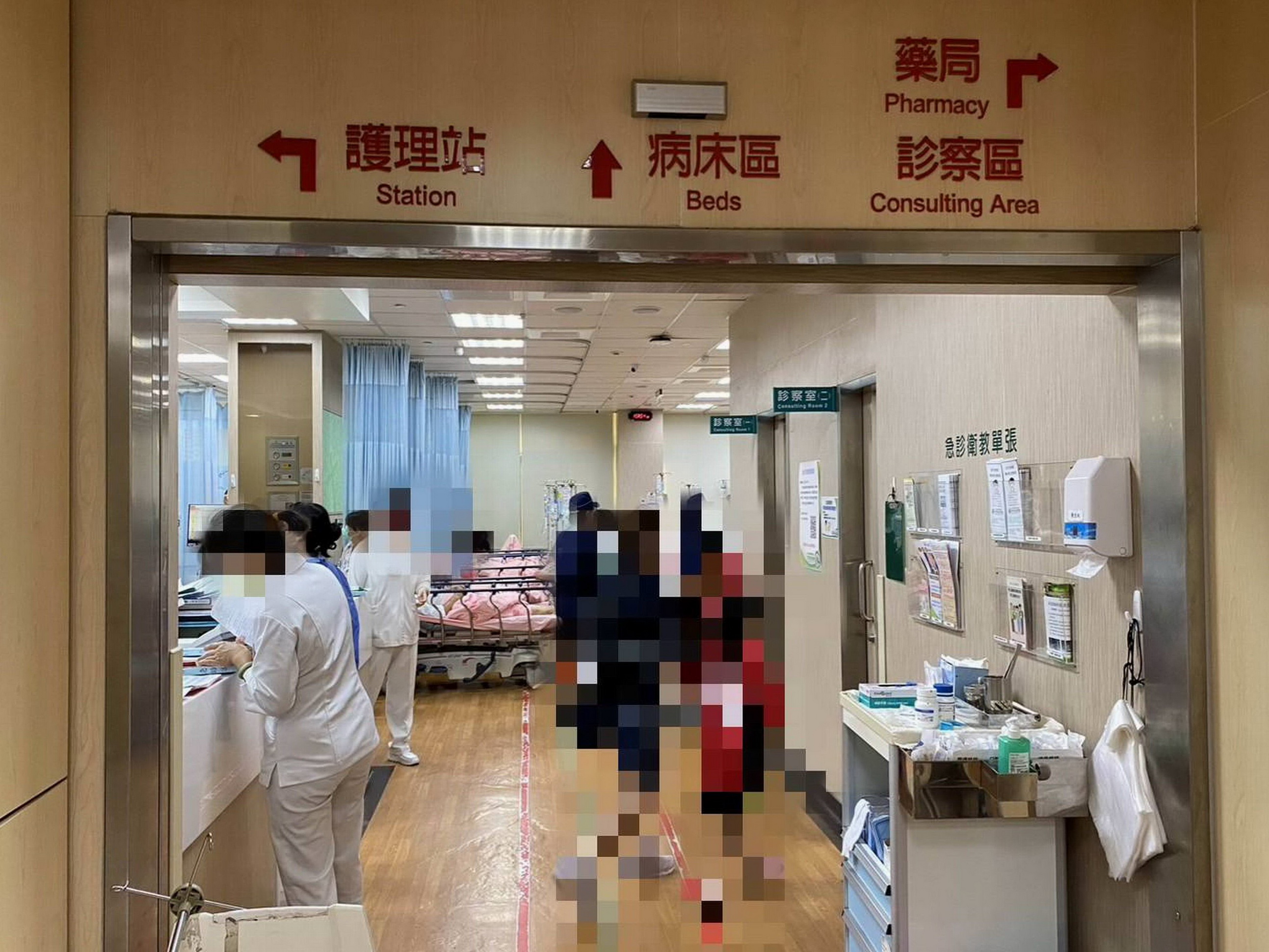 ▲福興鄉頂粘街有1名老翁倒地不起，有疑似中暑現象，消防人員火速送往鹿港基督教醫院急救。（民眾提供）
