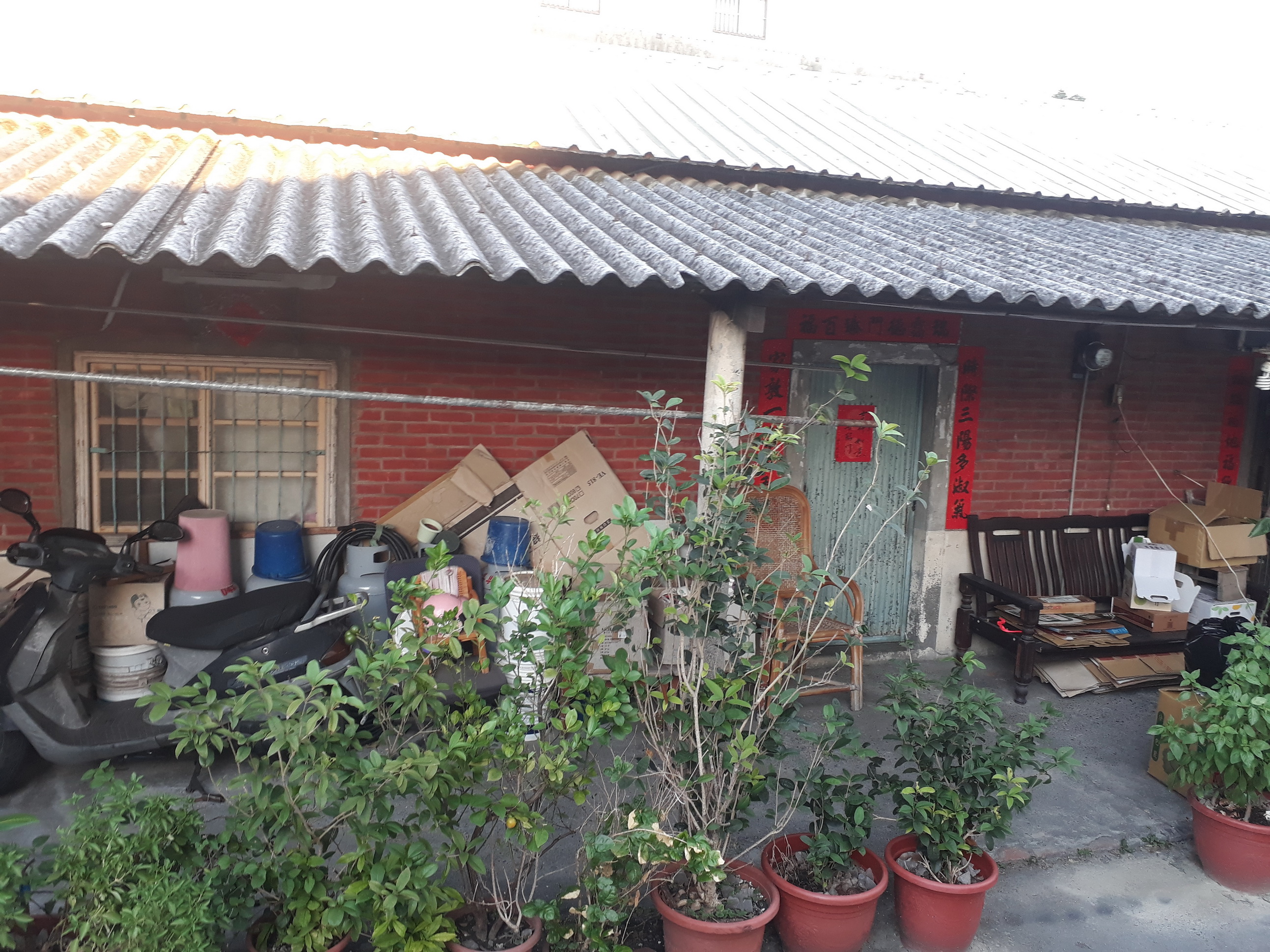 ▲為方便彰化鄉親申請免費清理廢石綿,彰化環保局即日起開放凡5位以上民眾提出申請時,提供更迅速、更便民服務管道。(記者張溎壕攝)