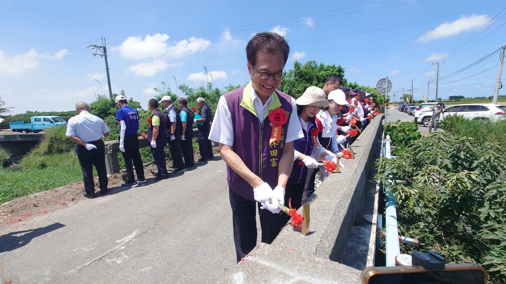 ▲芳苑鄉文津3橋鋼筋裸露列為危橋，嘉邑行善團募款千萬元拆除重建，舉行動工典禮，鄉長林保玲感謝嘉邑行善團慷慨捐助。（記者張溎壕攝）