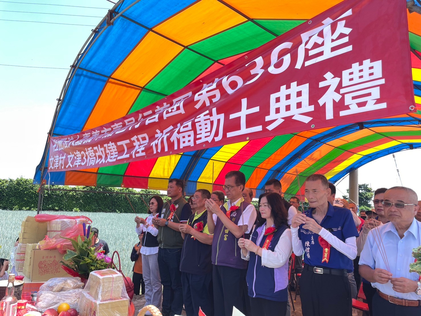 ▲芳苑鄉文津3橋鋼筋裸露列為危橋，嘉邑行善團募款千萬元拆除重建，舉行動工典禮，鄉長林保玲感謝嘉邑行善團慷慨捐助。（記者張溎壕攝）