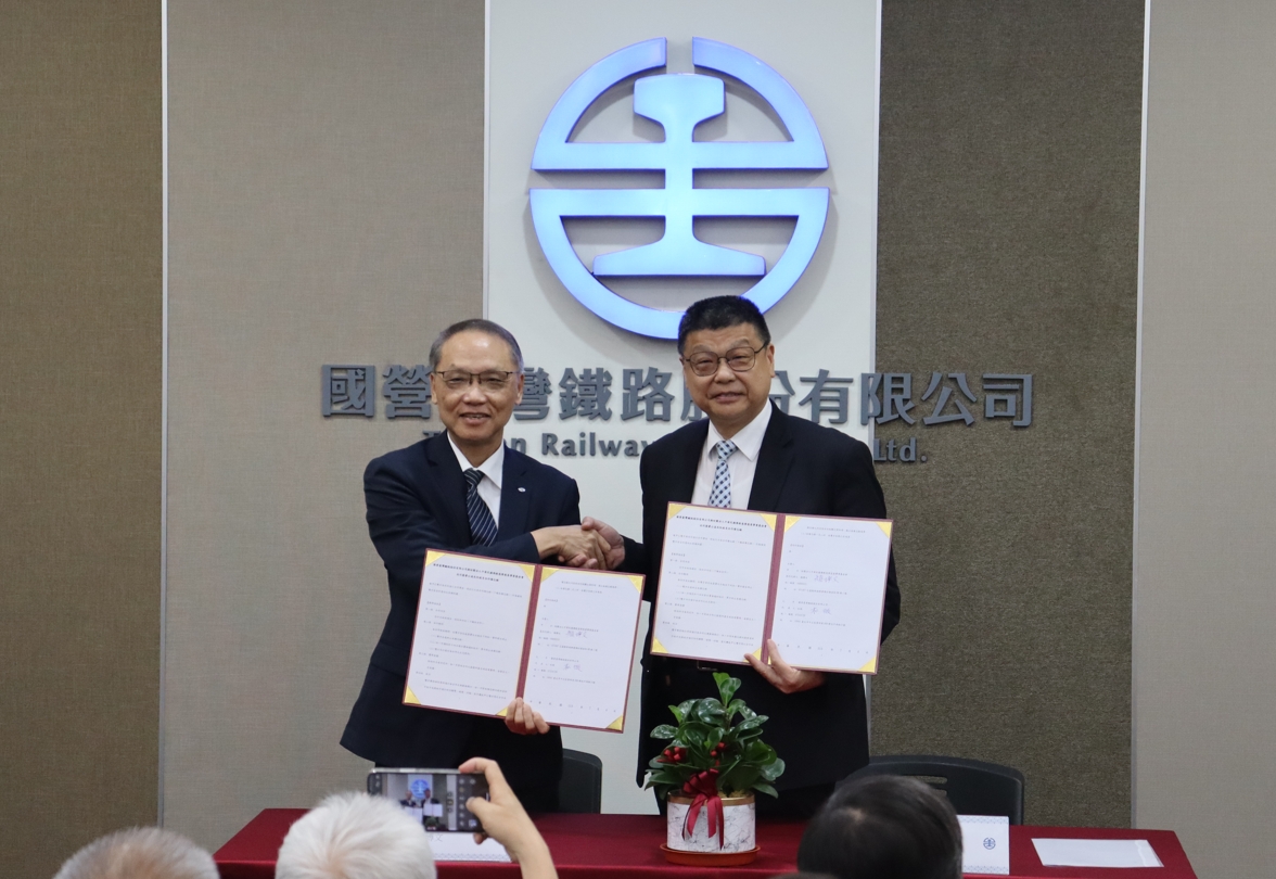 簽約儀上,由臺鐵公司杜微董事長(右)、慈濟基金會顏博文執行長(左)互為雙方代表簽署。