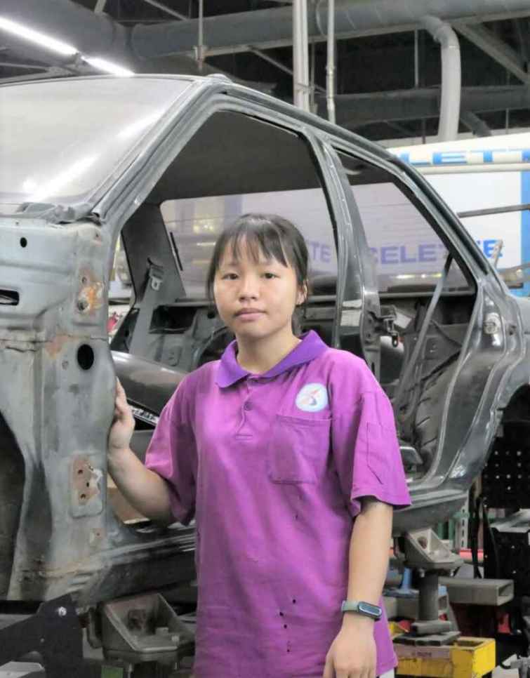 ▲千育說汽車板金就像是汽車的外科醫生，能將損壞變形的車身修復，讓她感到十分有趣。（中彰投分署提供）