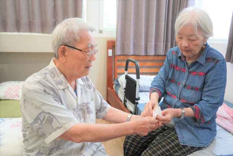 ▲團體家屋讓家屬以「陪伴住宿」的方式陪伴長輩,降低失智症者環境適應的焦慮。(屏東縣政府提供)