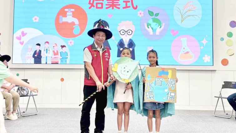 ▲彰化家扶後援團體彰化家扶扶幼委員會主委辜福榮將滿滿的元素能量注入魔杖中並授予五名各班代表，象徵家扶兒在暑期課輔班的七週時間裡將體驗豐富多元又快樂的課程學習。（彰化家扶中心提供）