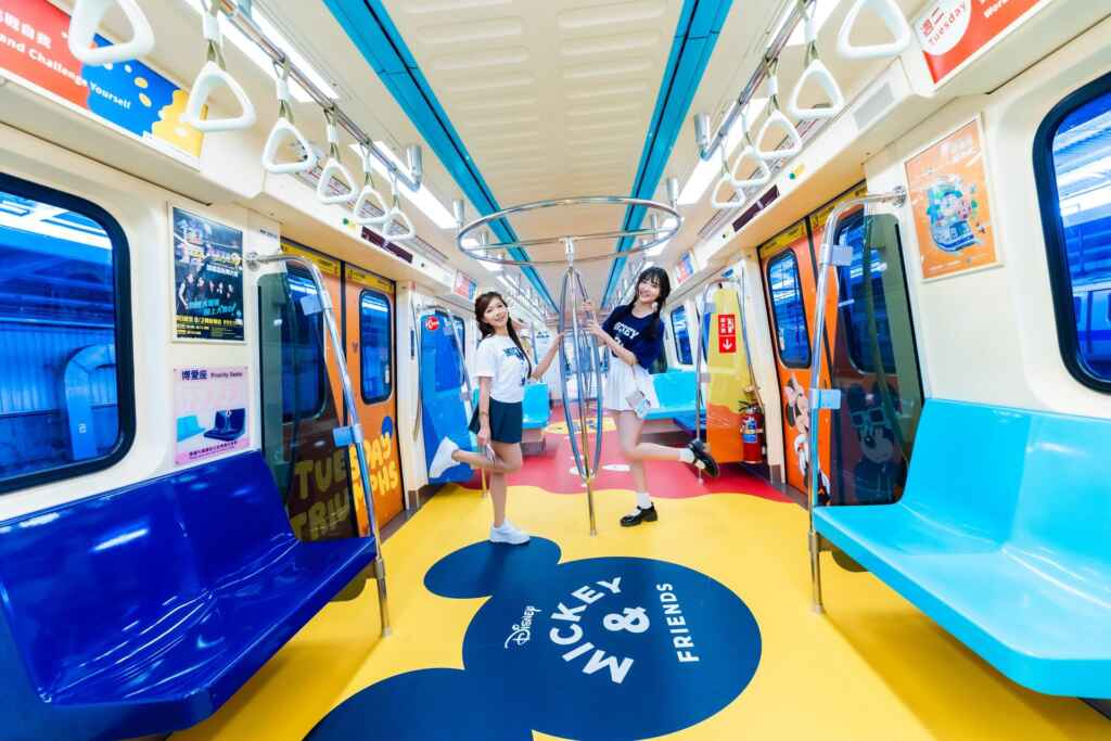 ▲台北捷運公司與迪士尼合作,推出主題彩繪列車,以「Keep It Real」都會風格為設計主軸,米奇和朋友們陪伴通勤族。(邁思娛樂股份有限公司提供)