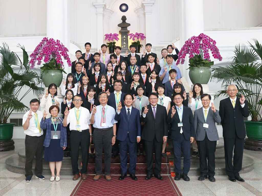 ▲賴清德總統接見「我國參加2024年各國國際科學展覽會代表團」為臺灣科學發展貢獻力量。(總統府提供)