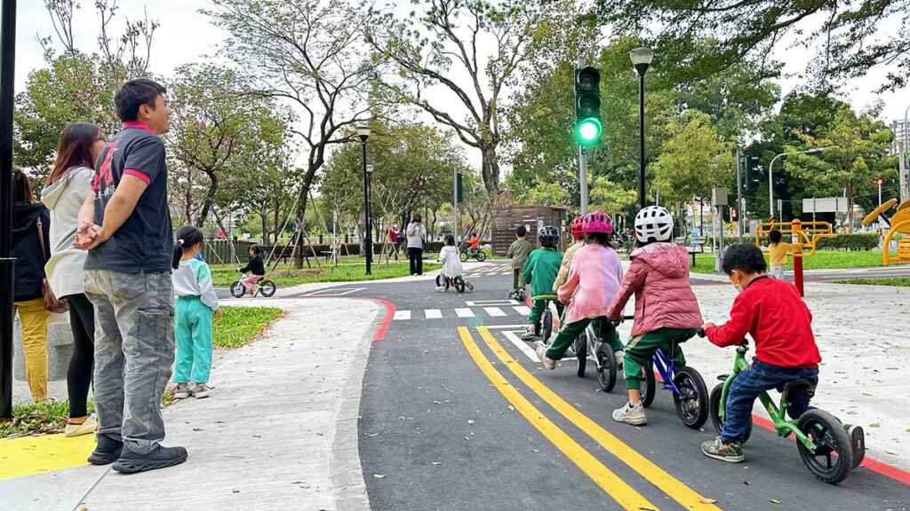 ▲台中市東區泉源交通主題公園,小朋友遵守交通規則。(記者張學宜翻攝)