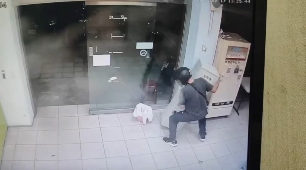 蔡男亦犯下多起機車車牌、鎖頭、後照鏡竊盜案