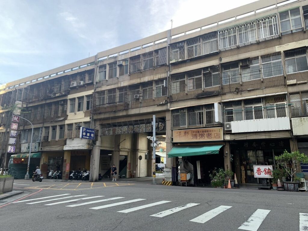 中市中央市場拆除建物後,後續將由市府財政局規劃開發商業設施。(圖文/臺中市政府經濟發展局)