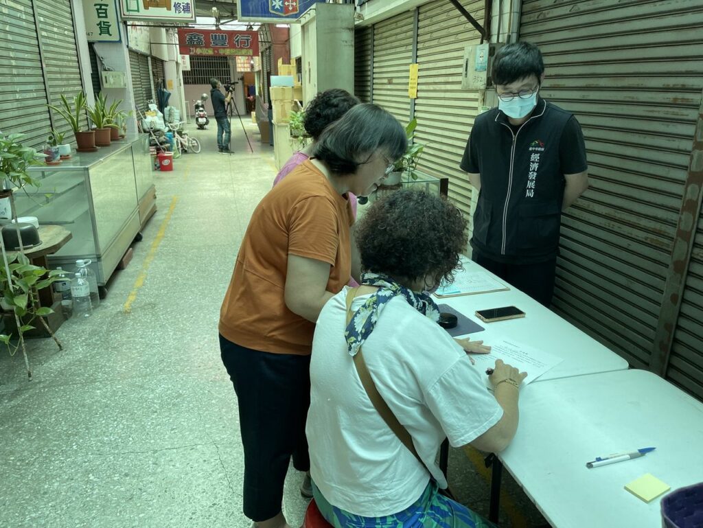 攤商配合市府政策,中央市場申請繳回比率達100%。(圖文/臺中市政府經濟發展局)
