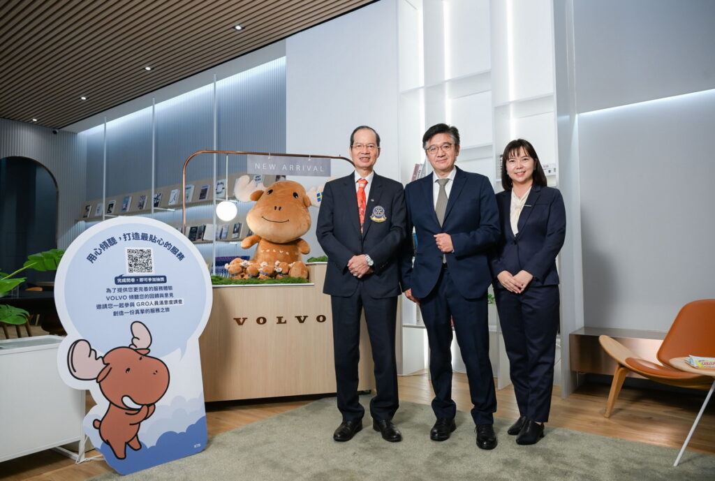  VOLVO 國際富豪汽車積極攜手全台經銷合作夥伴，成功降低營業據點近 15 目標邁進（左起）凱桃汽車張德寶董事長、國際富豪汽車通路暨事業發展部呂理鴻總監、國際富豪汽車通路暨事業發展部方品淇經理
