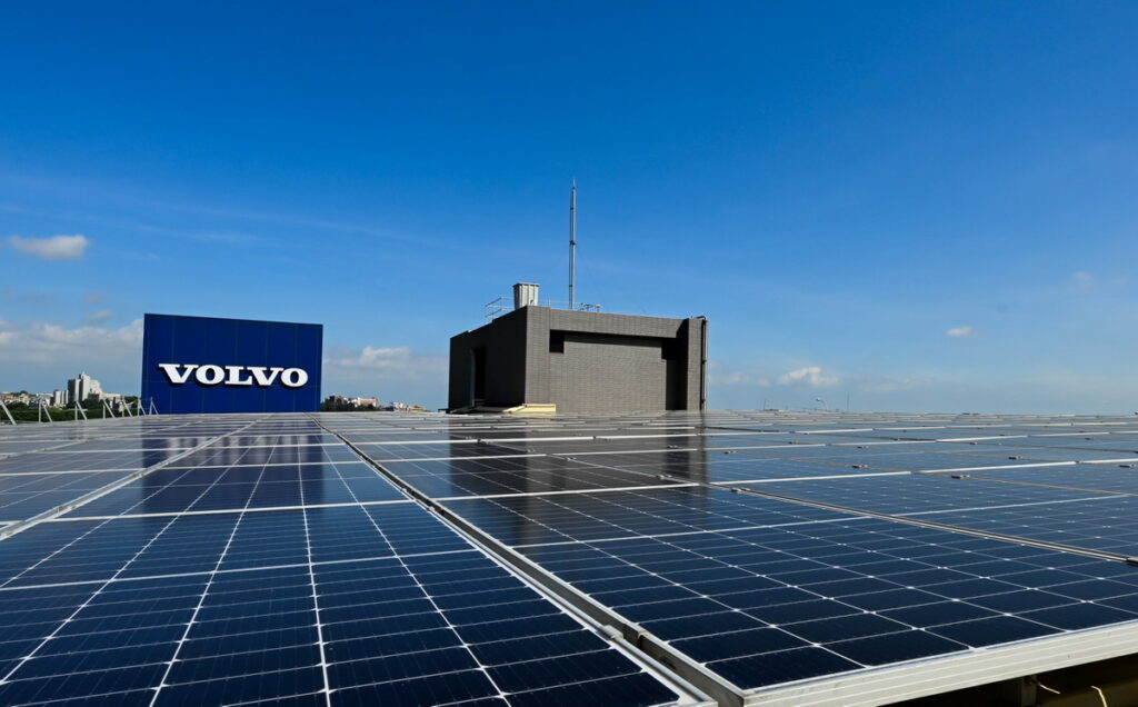 2023 年度VOLVO 經銷體系中共 7 間展示中心完成太陽能板建置，其中富王汽車花壇展示中心再生能源佔總用電量比高達 114% 、凱桃汽車中壢展示中心再生能源佔總用電量比已達 93%；圖為凱桃汽車中壢展示中心實拍圖。