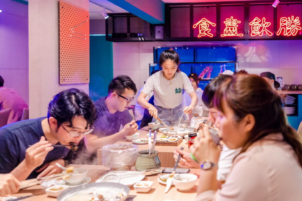 蛤餐飲事業體的經營策略為「由內而外的數位轉型」,為了保持服務應有的溫度,送餐機器人只負責走路,依舊由服務餐飲夥伴提供取餐、收餐等細緻的桌邊服務。同時,為了讓人資管理上有餘裕,採MAYOHR雲端人資系統處理人員事務,讓門市夥伴把時間放在優化客戶服務、組織內部強健。