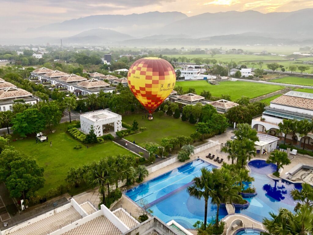 2024 台灣國際熱氣球嘉年華台東起飛!Booking.com 推薦 「5 個熱氣球施放地必備行程」。(圖片由Booking.com提供)