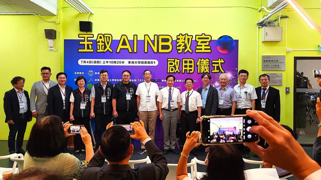 東海大學積極推動全方位發展策略,將AI貫穿學校行政服務、環境建置、教學發展三大面向,各系所將70門專業教學課程融入AI外,更與ASUS、NVIDIA合作建制全台首座AI NB 教學場域。(圖/陳惠玲攝影)