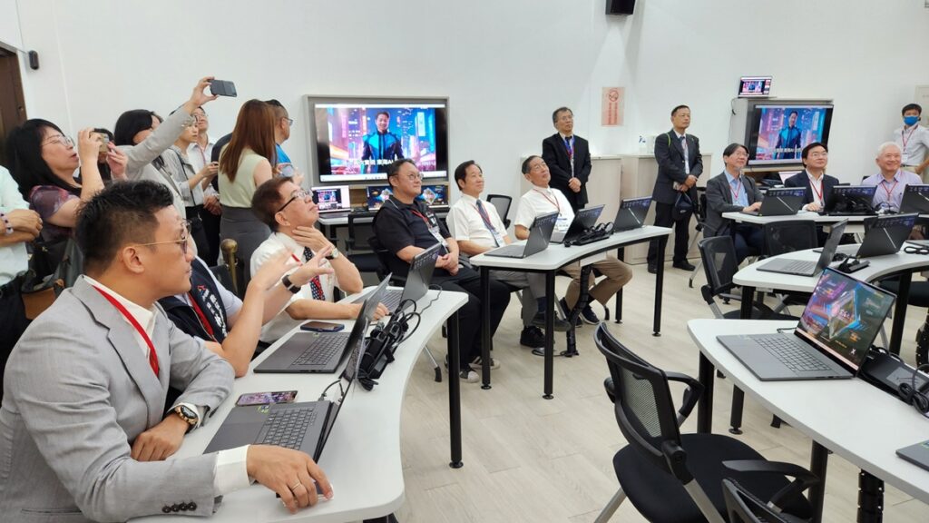 校長張國恩宣布,去年開始思考如何因應生成式AI帶來的衝擊,領先從大一中文提升學生生成式AI的應用能力,更將「程式思維與生成式AI」列為新生入學必修課,各系所也將開設大量以生成式AI解決專業的課程,並由圖資處開辦AI系列教育訓練課程及工作坊,為師生及職員接軌新時代。(圖/陳惠玲攝影)