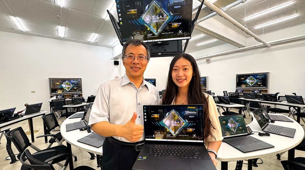 東海大學AI NB教室擁有最先進的人工智慧設備。(左)東海大學圖資長楊朝棟。(圖/東海大學提供)