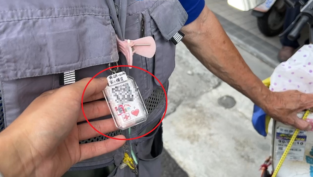 ▲圖說:巡邏員警郭俊佑一到現場就瞥見掛在老翁胸前的QRCODE識別證 (圖/台中市政府 提供)