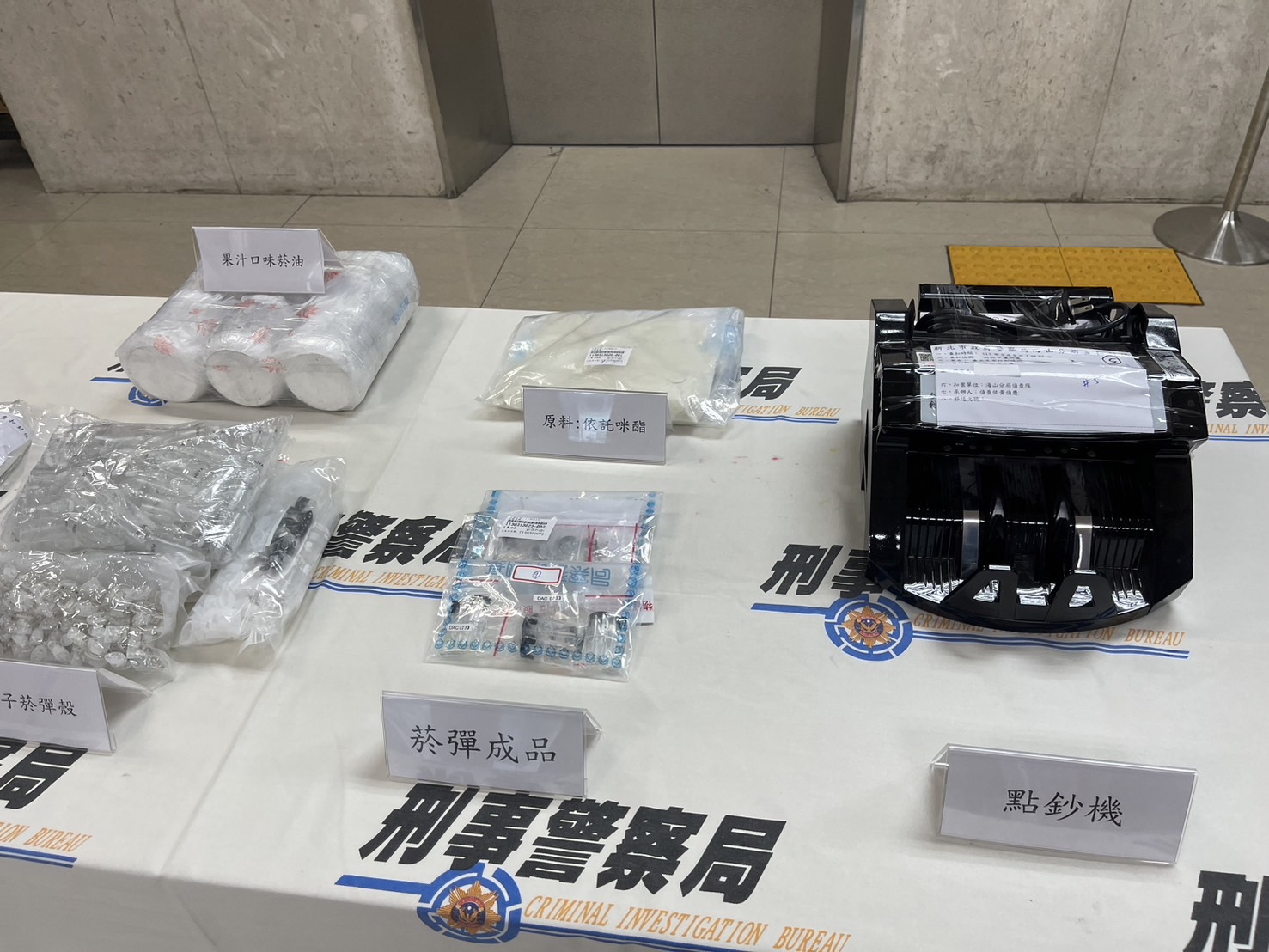 「果汁電子煙」吸了變殭屍 刑事局破獲首宗「依托咪酯」煙彈分裝場 260 「果汁電子煙」吸了變殭屍 刑事局破獲首宗「依托咪酯」煙彈分裝場 259