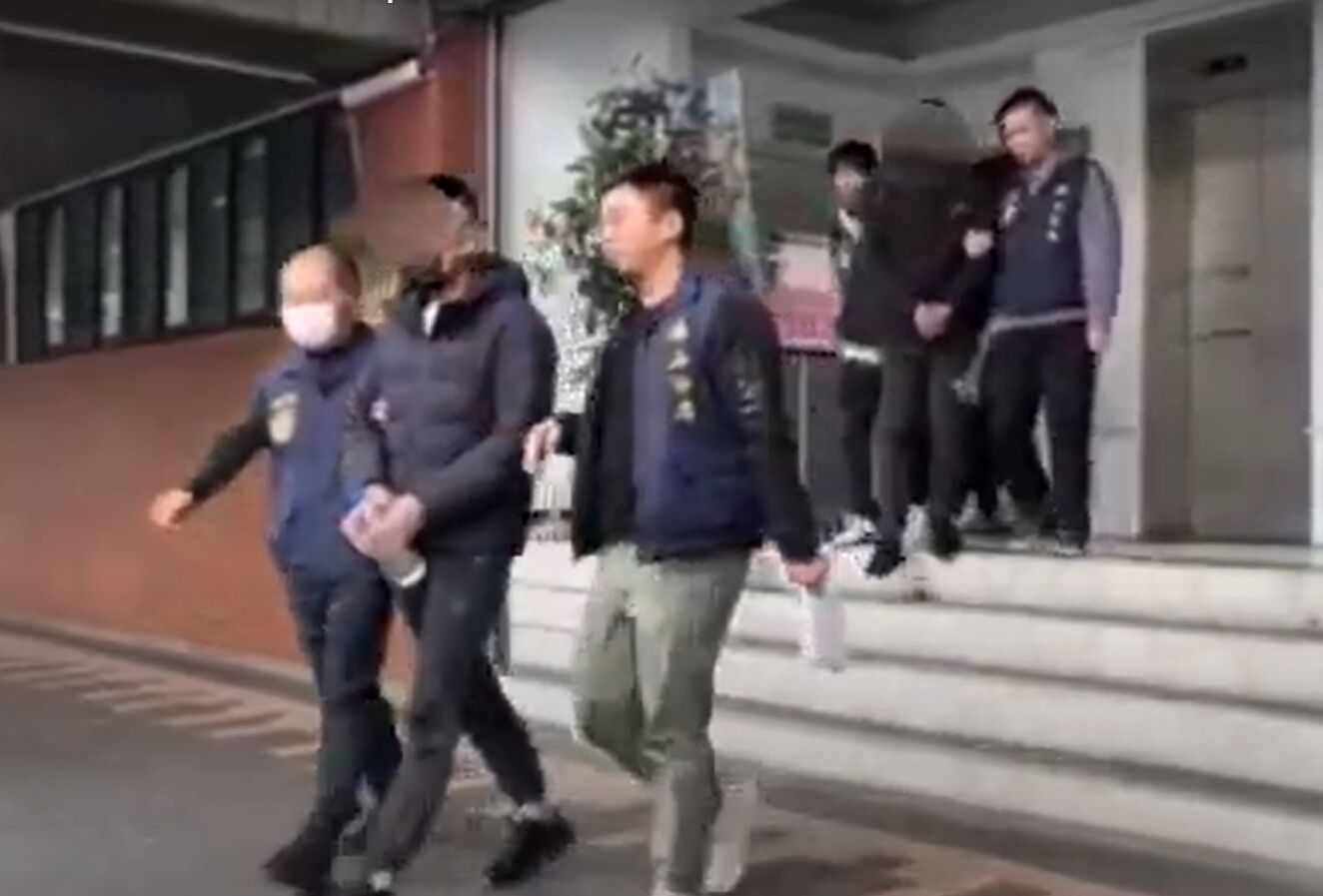「果汁電子煙」吸了變殭屍 刑事局破獲首宗「依托咪酯」煙彈分裝場 262 「果汁電子煙」吸了變殭屍 刑事局破獲首宗「依托咪酯」煙彈分裝場 261