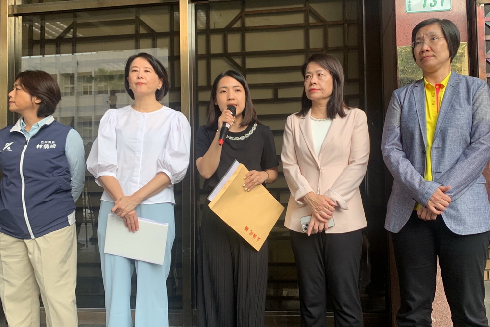 議事人員被困會議室 王鴻薇等告發綠委涉強制罪 218 議事人員被困會議室 王鴻薇等告發綠委涉強制罪 217