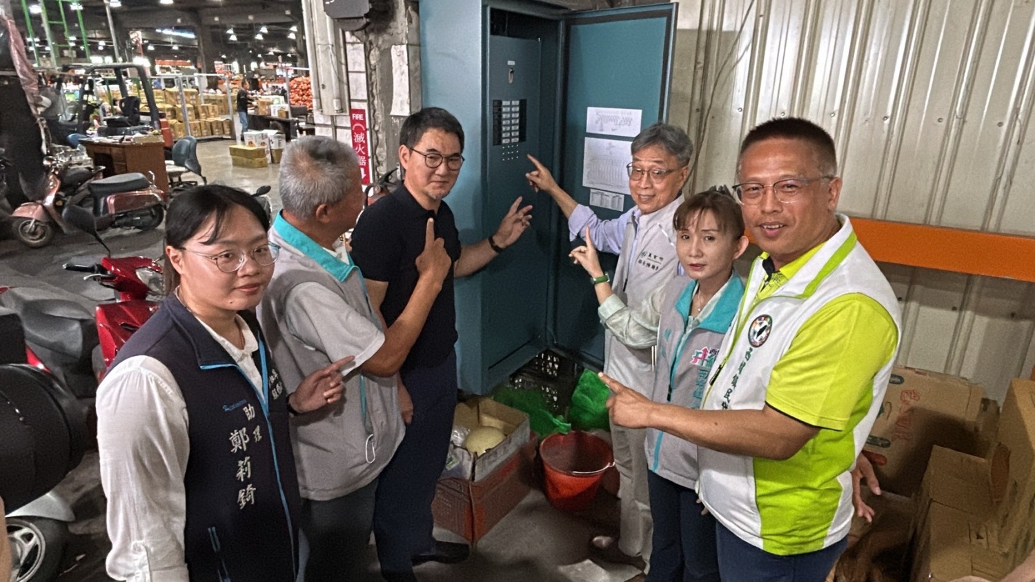 立委劉建國等一行視察已經完成改善的西螺鎮果菜市場內部的照明及機電設備。(圖／劉建國國會辦公室提供)