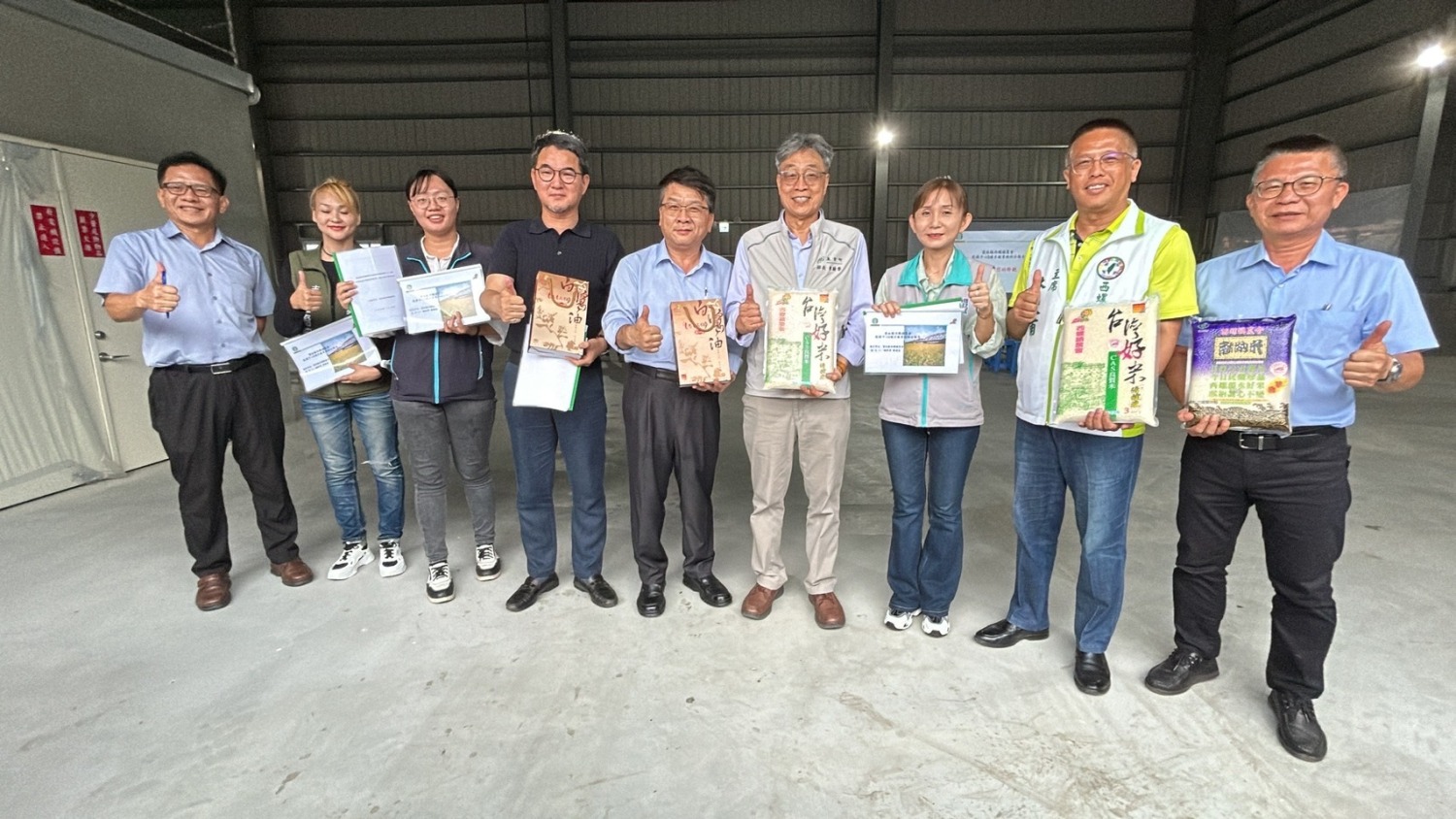 立委劉建國偕農業部長陳駿季一同為推廣雲林在地農產品代言。(圖／劉建國國會辦公室提供)