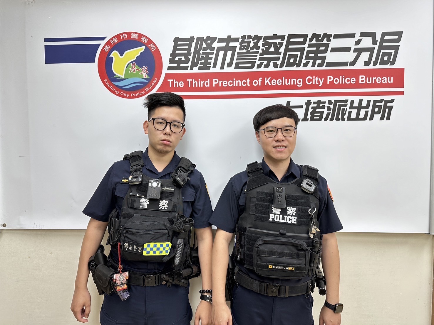 基隆市警察局第三分局七堵派出所警員李瑋哲、王韋勛(左至右)。(記者薛秀蓮翻攝)