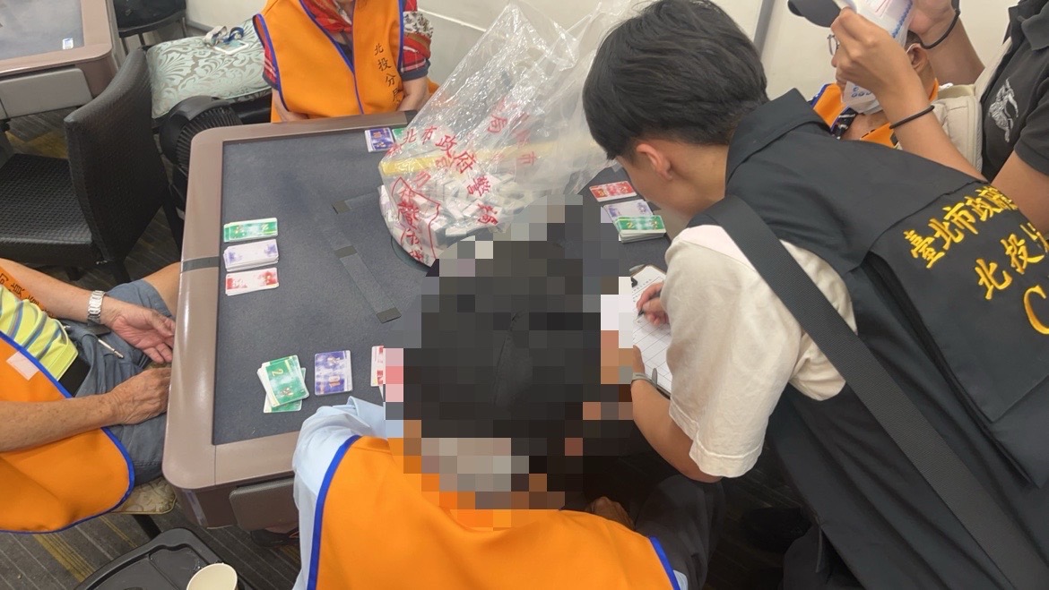 北投警突擊搜查麻將賭場,現場查獲賭客及賭資。(記者薛秀蓮翻攝)