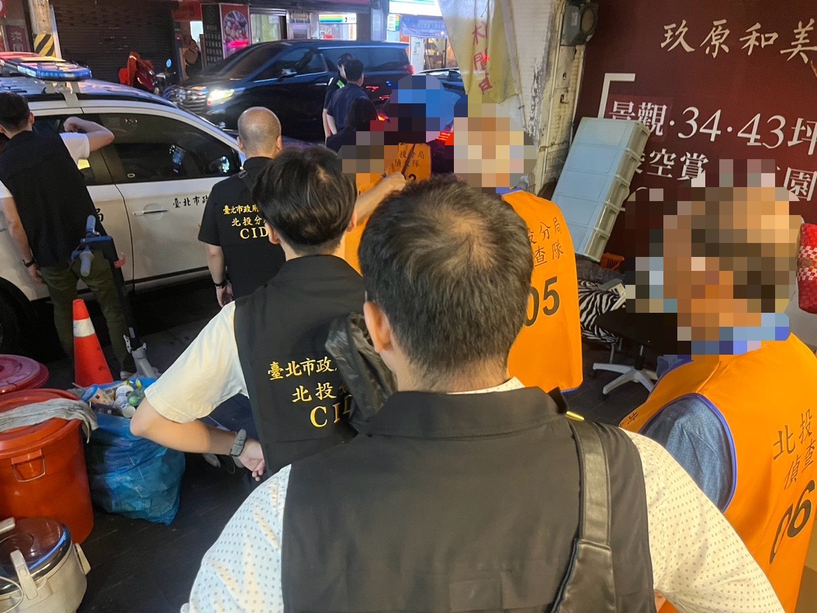 警方搜索,強調依法執行查緝。(記者薛秀蓮翻攝)