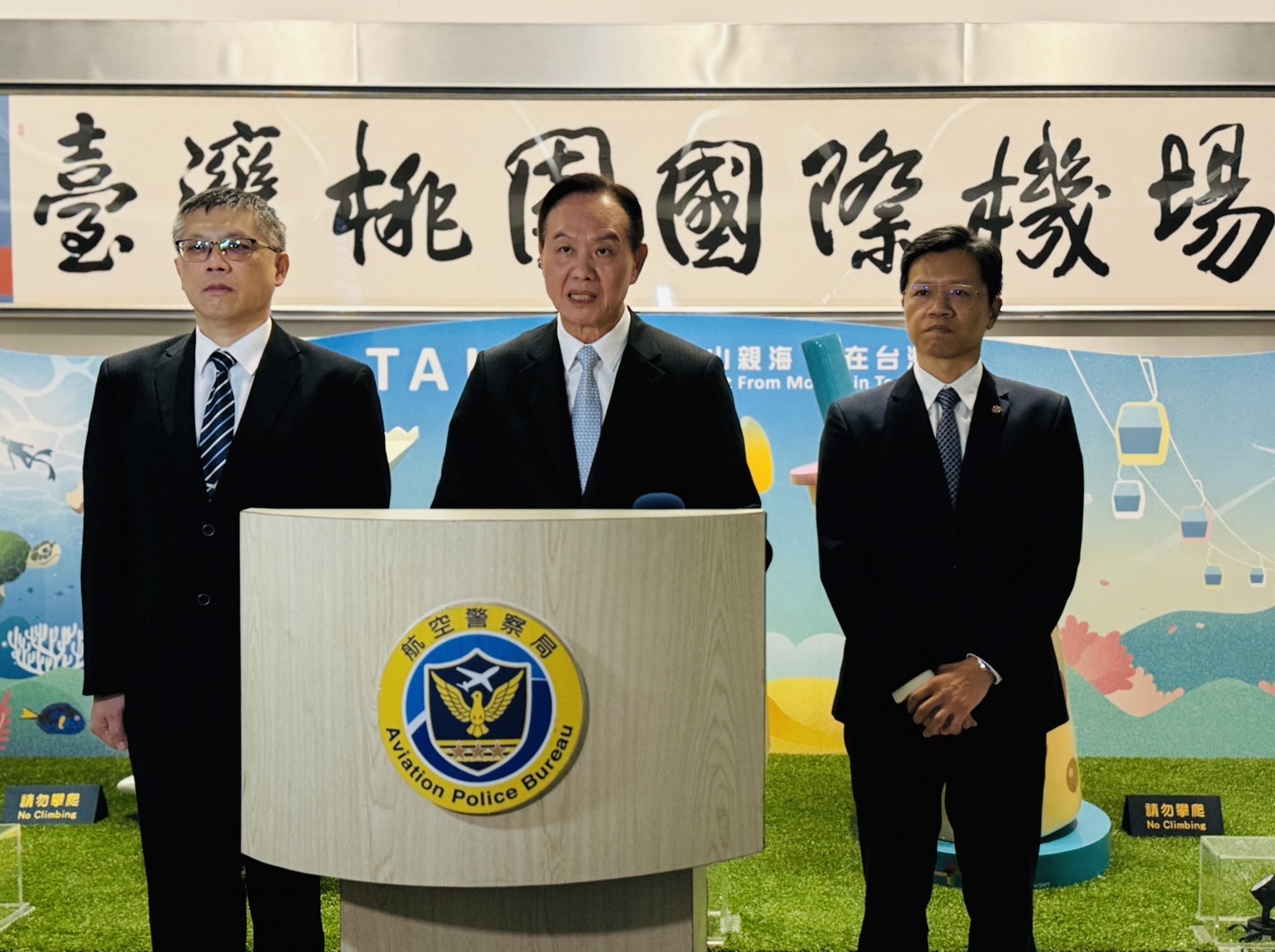 圖左至右:刑事局副局長黃壬聰、刑事局局長周幼偉、國際科刑警科科長李昆達。(記者徐煜勝翻攝。)