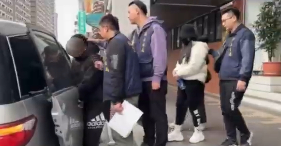 警方移送製販毒集團成員。(記者徐煜勝翻攝)